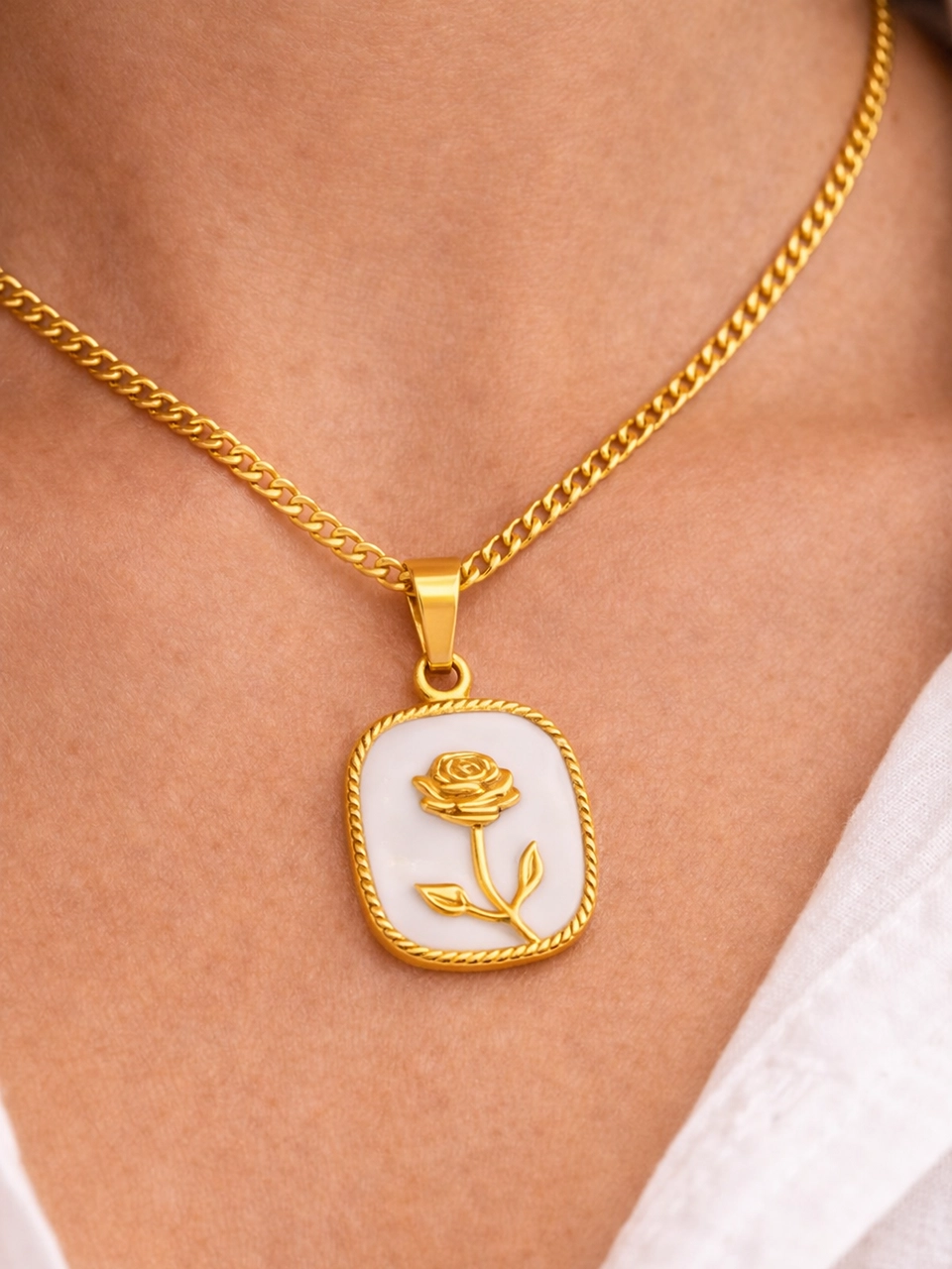 5 Close-up pendant shot with Model