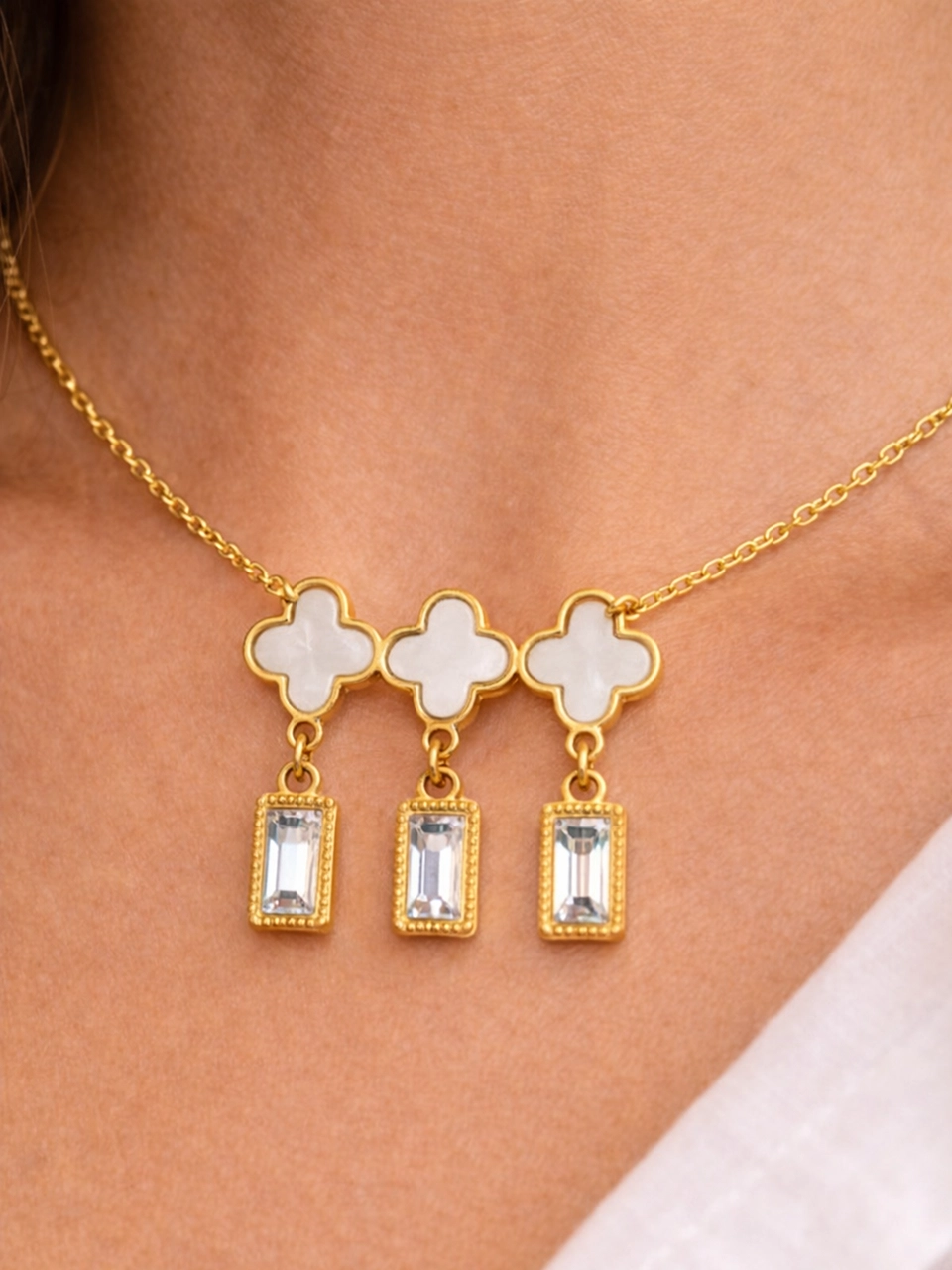 5 Close-up pendant shot with Model