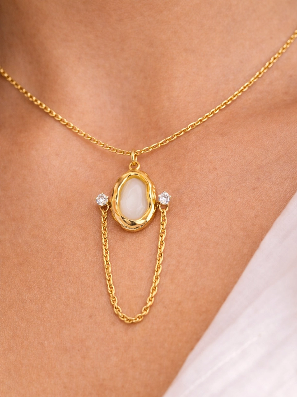 5 Close-up pendant shot with Model