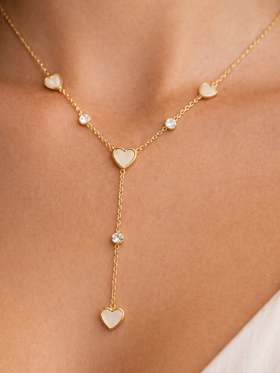 5 Close-up pendant shot with Model