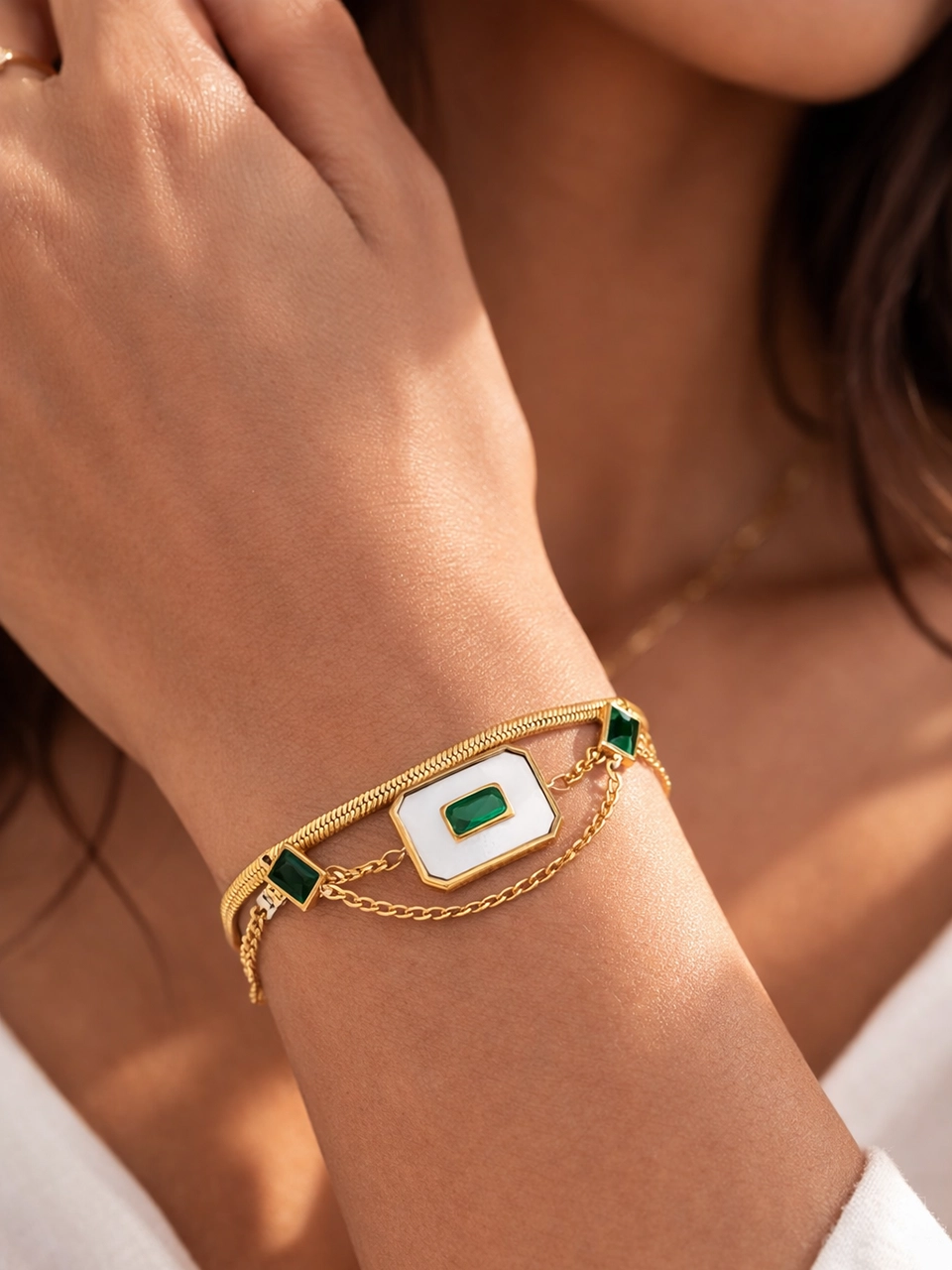 4 Close-up pendant shot with Model