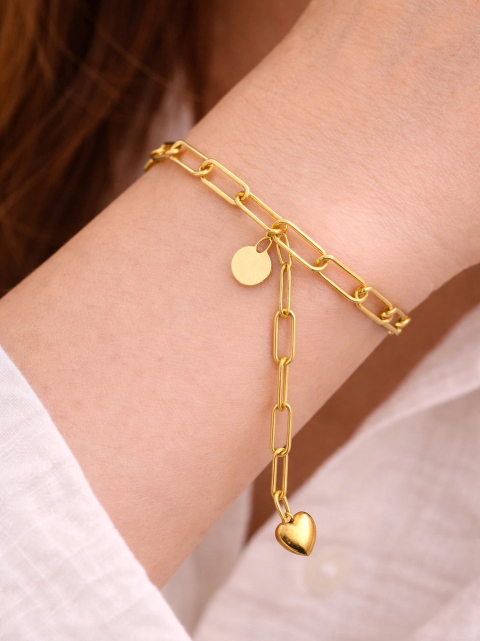 4 Close-up pendant shot with Model