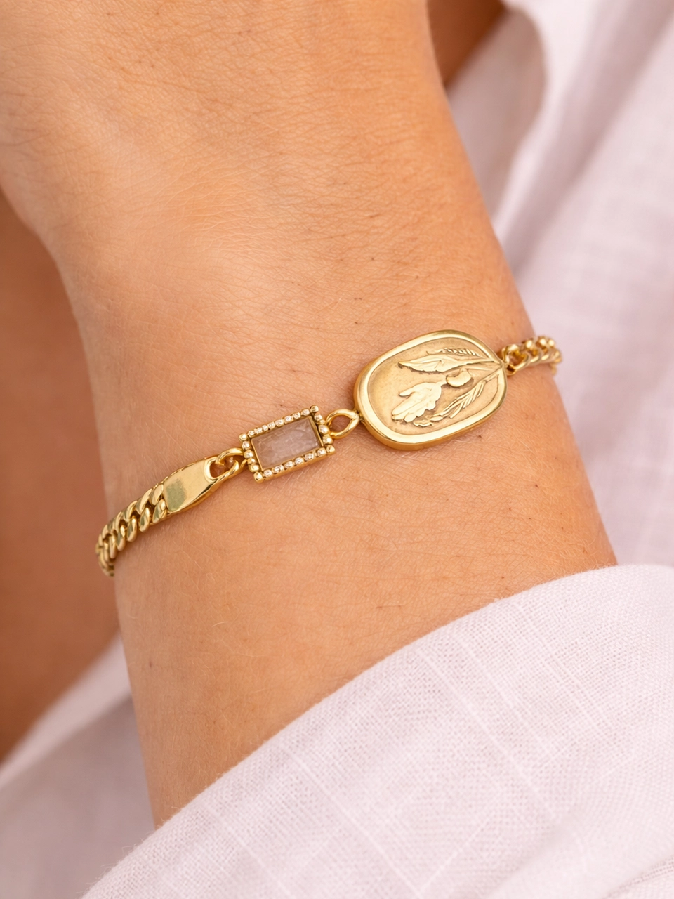 4 Close-up pendant shot with Model